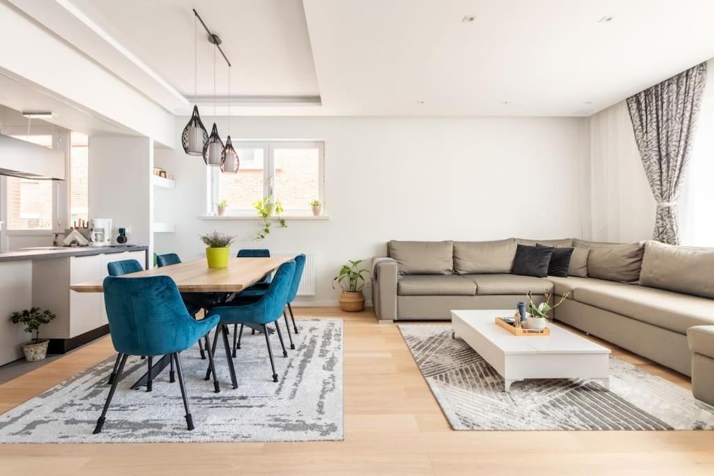 European Heart 2-bedroom Flat. Bruxelles